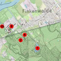 Mapa Finkenwalde z zaznaczonymi punktami. Wzgórza, parki i budynki, a pośrodku malownicze szmaragdowe oczko wodne.