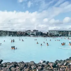 Blue Lagoon Islandia: cena relaksu w geotermalnych wodach. Tłumy kąpią się w mlecznoniebieskiej wodzie, otoczonej wulkanicznym krajobrazem.
