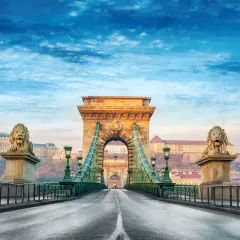 Most Széchenyiego w Budapeszcie, z lwami i latarniami. Czy w Budapeszcie jest drogo? Warto sprawdzić samemu!