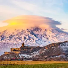 Zimowy krajobraz z klasztorem Khor Virap na wzgórzu, w tle ośnieżony Ararat. Wiza do Armenii może otworzyć drogę do takich widoków.