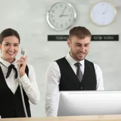 Co robi recepcjonistka w hotelu? Poznaj jej kluczowe obowiązki