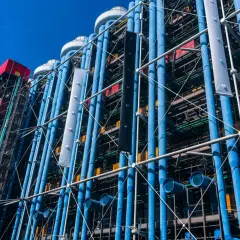 Widok z dołu na kolorowe rury i konstrukcję budynku Centrum Pompidou w Paryżu.