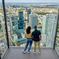 Para zwiedza taras widokowy Varso Tower, podziwiając panoramę Warszawy.