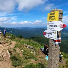 Bieszczady szlaki: Polonina Caryńska, Ustrzyki Górne, Brzegi Górne. Turyści na szlaku podziwiają malownicze krajobrazy.