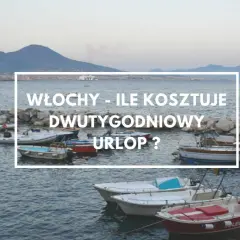Włochy - ile kosztuje dwutygodniowy urlop? Widok na zatokę z łodziami i wulkanem w tle.