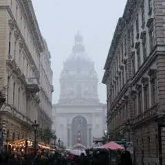 Śnieg pada na ulicach Budapesztu, tworząc zimowy klimat. W tle widać Bazylikę św. Stefana.
