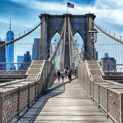 Spacerem po moście Brooklińskim, z widokiem na drapacze chmur Manhattanu. Ta słynna brooklińska dzielnica oferuje niezapomniane widoki.