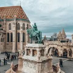 Rynek na Wzgórzu Zamkowym w Budapeszcie. W centrum pomnik konny, w tle kościół św. Macieja i Baszta Rybacka – serce budapeszteńskiego starego miasta.
