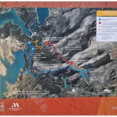 Mapa szlaku Caminito del Rey, pokazujący trasę, parkingi, wejścia i wyjścia. Ścieżka króla Malaga w malowniczej okolicy.