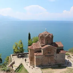 Kościół św. Jana w Ochrydzie nad jeziorem. Czy do Macedonii potrzebny jest paszport? Sprawdź przed podróżą!