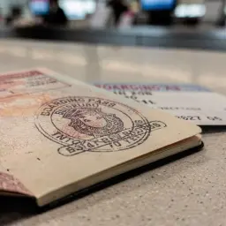Paszport i karta pokładowa na lotnisku. Czy do Maroko potrzebny jest paszport? Tak, do Maroko potrzebny jest paszport.