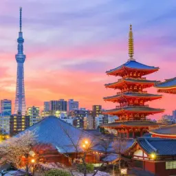 Zachód słońca nad tokio centrum. Tradycyjna pagoda i nowoczesna wieża Tokyo Skytree na tle różowego nieba.