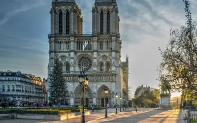 Notre Dame miasto w blasku słońca, z choinką i paryskim klimatem.
