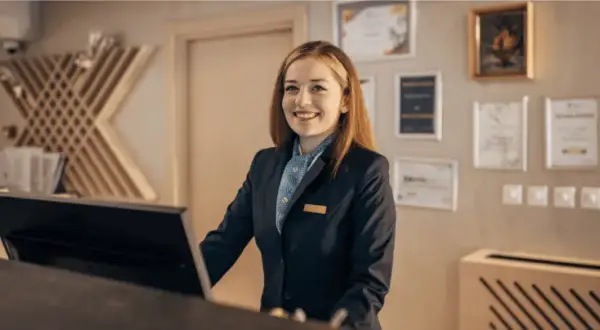Ile zarabia się na recepcji w hotelu? Zaskakujące różnice w wynagrodzeniach