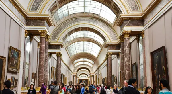 Wielka galeria Luwru z tłumem zwiedzających. Ile czasu na zwiedzanie? Trudno powiedzieć, bo jest co oglądać!