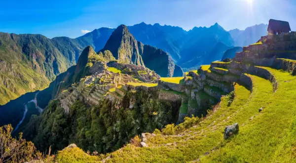 Machu Picchu w Peru, z tarasami i górami w tle. Planując podróż, warto pamiętać o **peru szczepienia**.