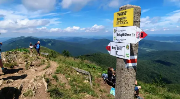 Bieszczady szlaki: Polonina Caryńska, Ustrzyki Górne, Brzegi Górne. Turyści na szlaku podziwiają malownicze krajobrazy.
