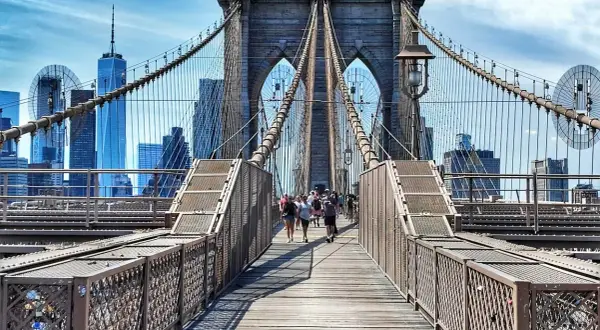 Spacerem po moście Brooklińskim, z widokiem na drapacze chmur Manhattanu. Ta słynna brooklińska dzielnica oferuje niezapomniane widoki.