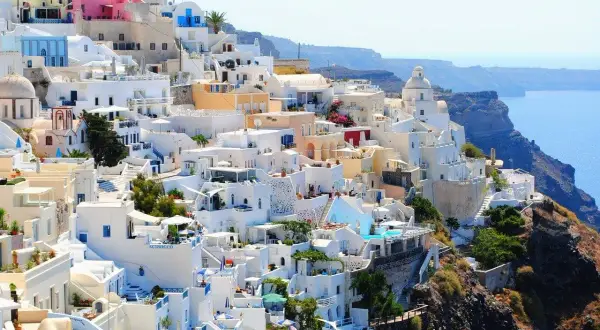Białe domy Santorini piętrzą się na klifie, oferując widok na błękitne morze. Ceny noclegów i atrakcji są tu wysokie, ale widoki wynagradzają wszystko.