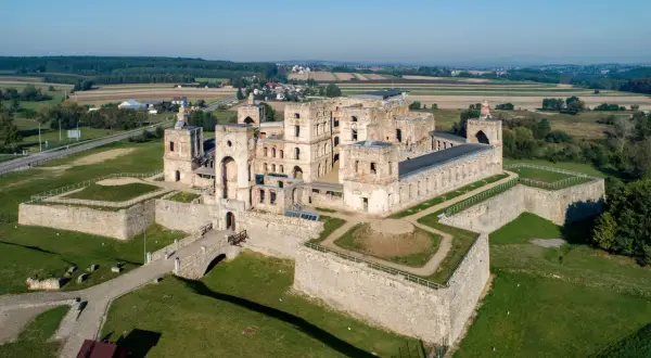 Ruiny zamku Krzyżtopór z lotu ptaka. Poznaj fascynujące ciekawostki o tej potężnej budowli i jej historii.