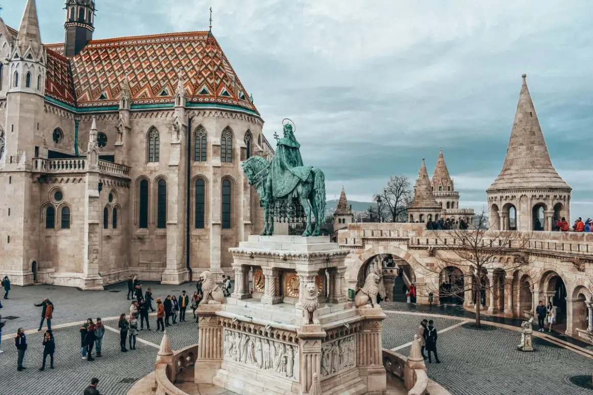 Rynek na Wzgórzu Zamkowym w Budapeszcie. W centrum pomnik konny, w tle kościół św. Macieja i Baszta Rybacka – serce budapeszteńskiego starego miasta.