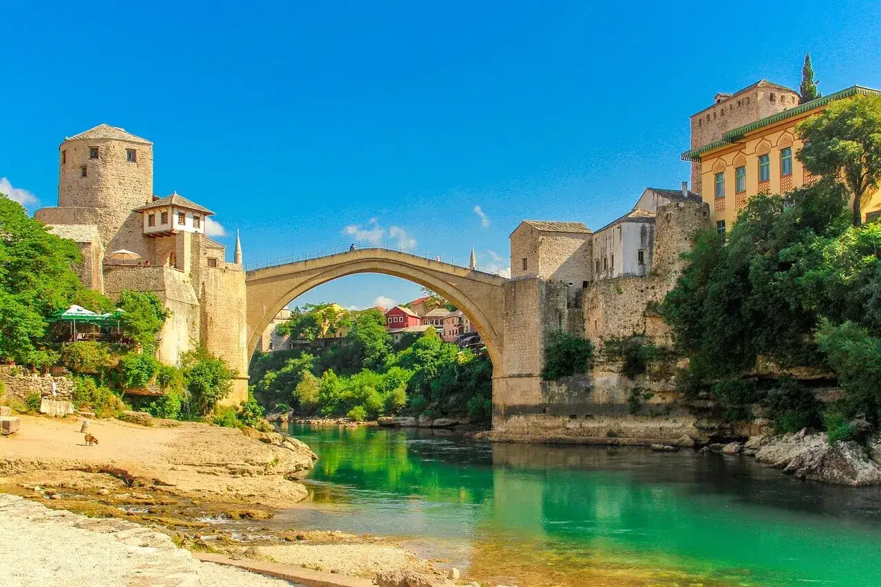 Mostar, Bośnia i Hercegowina. Stary most Stari Most nad turkusową rzeką Neretwą, idealne miejsce na pieczątkę w paszporcie podróżnika.