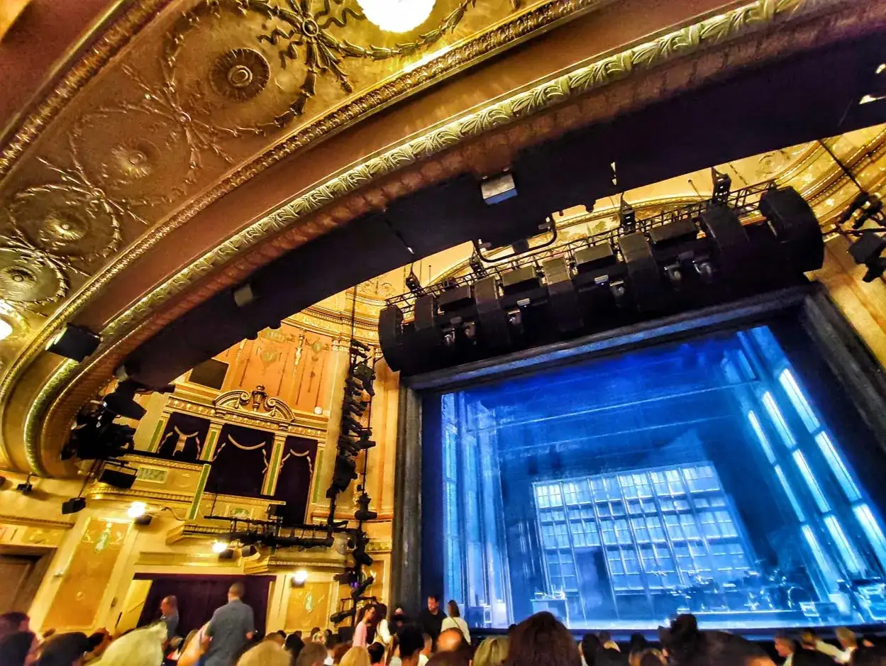 Widok na scenę teatru na najsłynniejszej ulicy w Nowym Jorku. Złote zdobienia sufitu i bogato zdobione wnętrze.