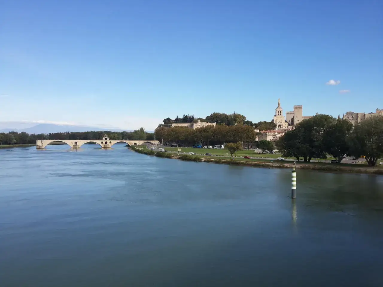 Most Saint-Bénézet, słynny most w Awinionie, rozciąga się nad rzeką Rodan. W tle widoczny Pałac Papieski.