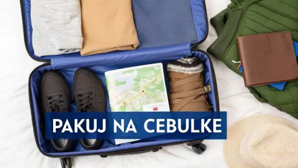 Pakowanie na cebulkę, by sprostać zmiennej temperatura USA. W walizce buty, ubrania, mapa i ciepłe skarpety.
