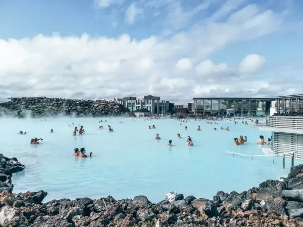 Blue Lagoon Islandia: cena relaksu w geotermalnych wodach. Tłumy kąpią się w mlecznoniebieskiej wodzie, otoczonej wulkanicznym krajobrazem.