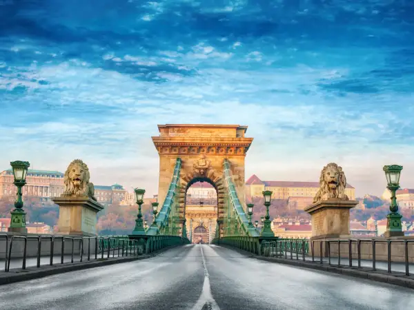 Most Széchenyiego w Budapeszcie, z lwami i latarniami. Czy w Budapeszcie jest drogo? Warto sprawdzić samemu!