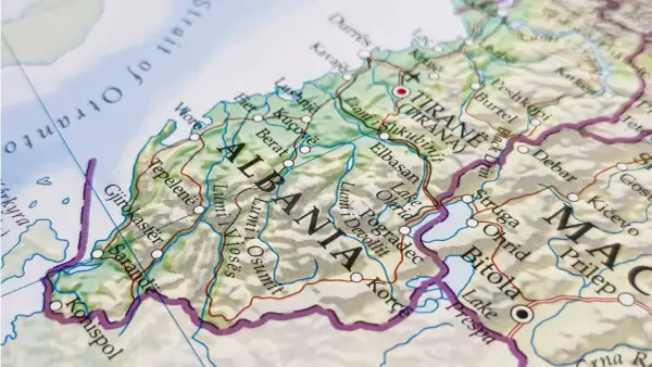 Mapa pokazuje, gdzie leży Albania, z zaznaczonymi miastami jak Tirana, Durrës i Berat, oraz Morzem Adriatyckim.