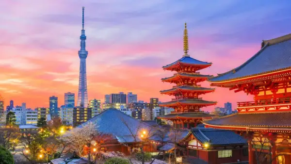 Zachód słońca nad tokio centrum. Tradycyjna pagoda i nowoczesna wieża Tokyo Skytree na tle różowego nieba.