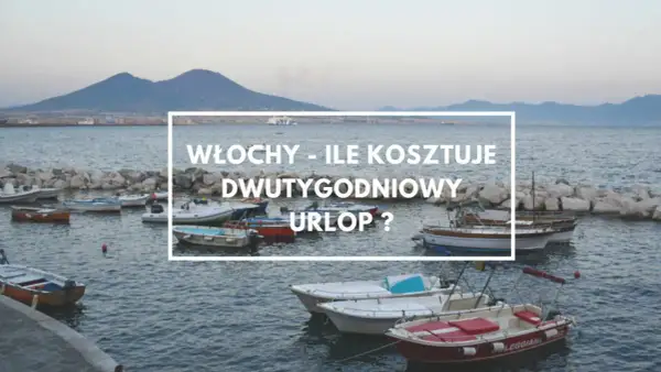 Włochy - ile kosztuje dwutygodniowy urlop? Widok na zatokę z łodziami i wulkanem w tle.