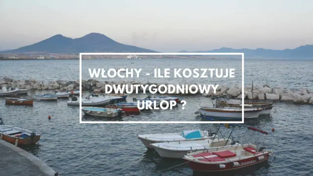 Włochy - ile kosztuje dwutygodniowy urlop? Widok na zatokę z łodziami i wulkanem w tle.